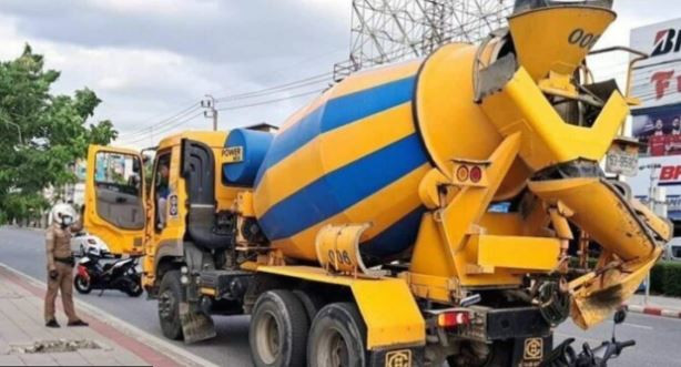 Va chạm với xe bồn trộn xi măng, hai mẹ con đi xe máy tử vong- Ảnh 1.