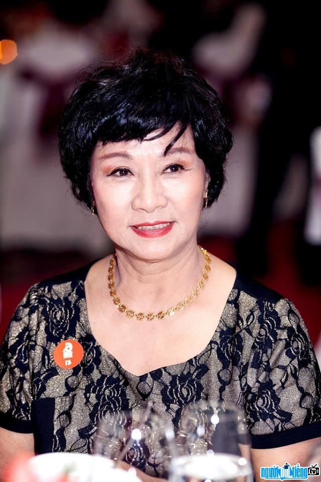 Vẻ ngoài tuổi U90 của nữ NSND từng là hoa khôi màn ảnh đen trắng mới vào vai mẹ chồng phim 'Mặt trời lạnh'- Ảnh 6.