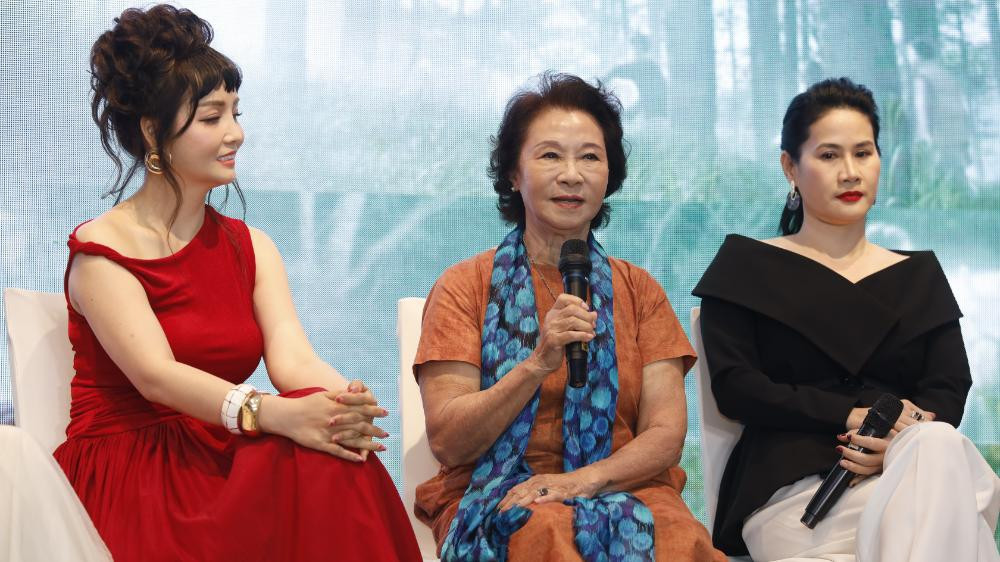 Vẻ ngoài tuổi U90 của nữ NSND từng là hoa khôi màn ảnh đen trắng mới vào vai mẹ chồng phim 'Mặt trời lạnh'- Ảnh 2.