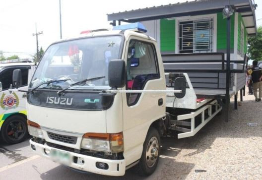 Xe máy va chạm xe tải, mẹ tử vong, con trai 12 tuổi bị thương nặng- Ảnh 1.