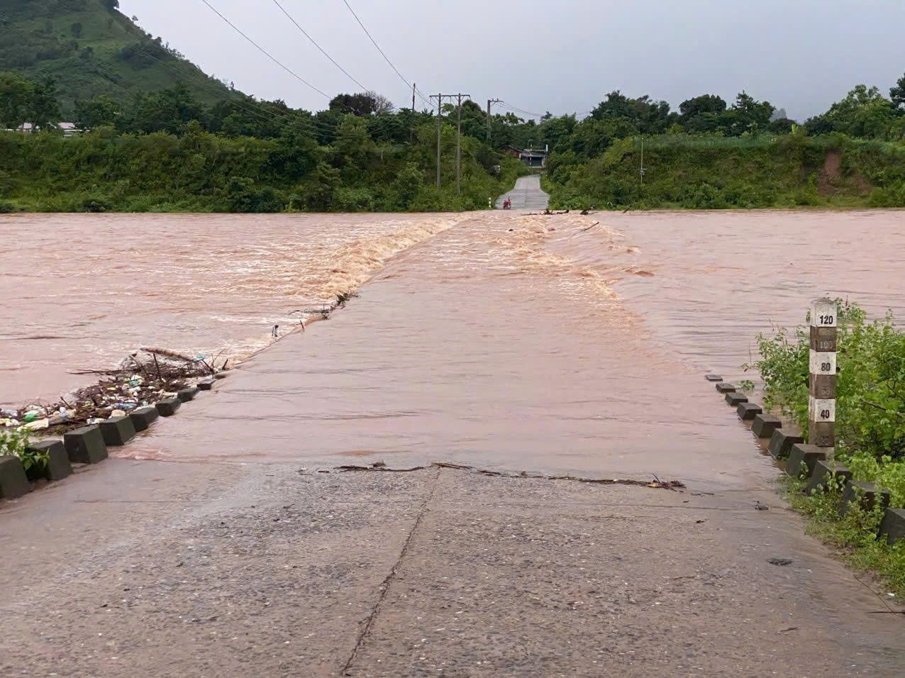 Quảng Trị: Nhiều tuyến đường bị chia cắt, 1.000 ha lúa bị ngập úng - Ảnh 1.