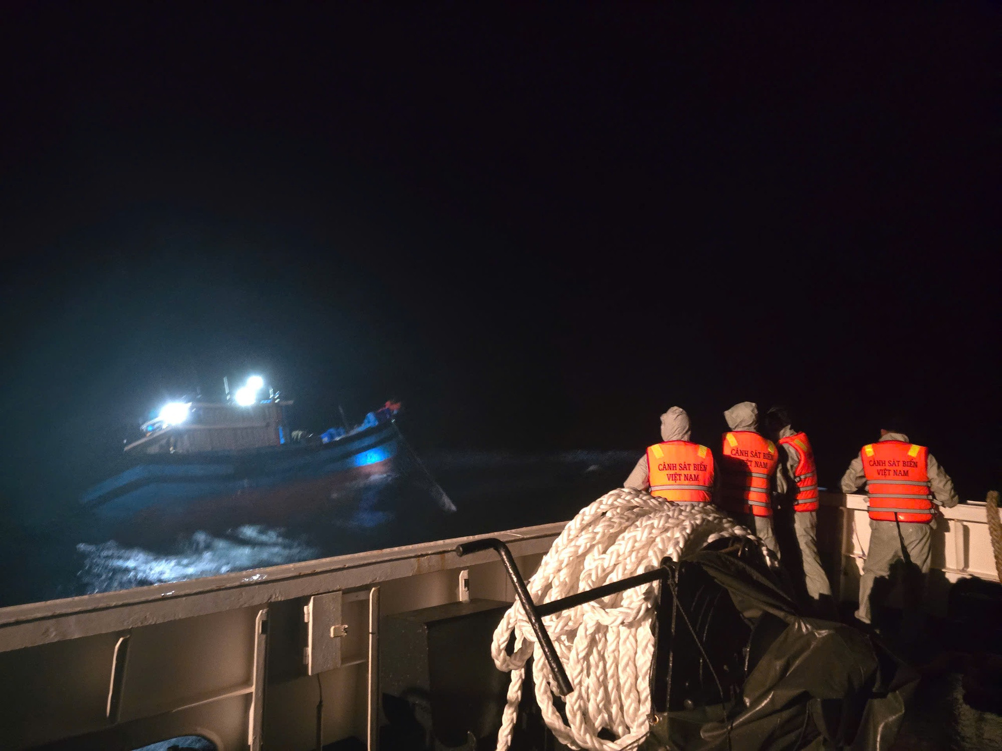 Bão số 1: Liên tiếp cứu nạn 3 tàu cá tại miền Trung- Ảnh 4.