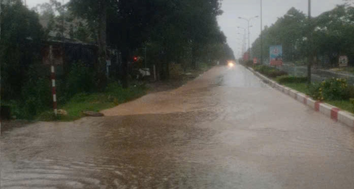 Đã có những ảnh hưởng của bão số 1 ở TP Huế - Ảnh 4.