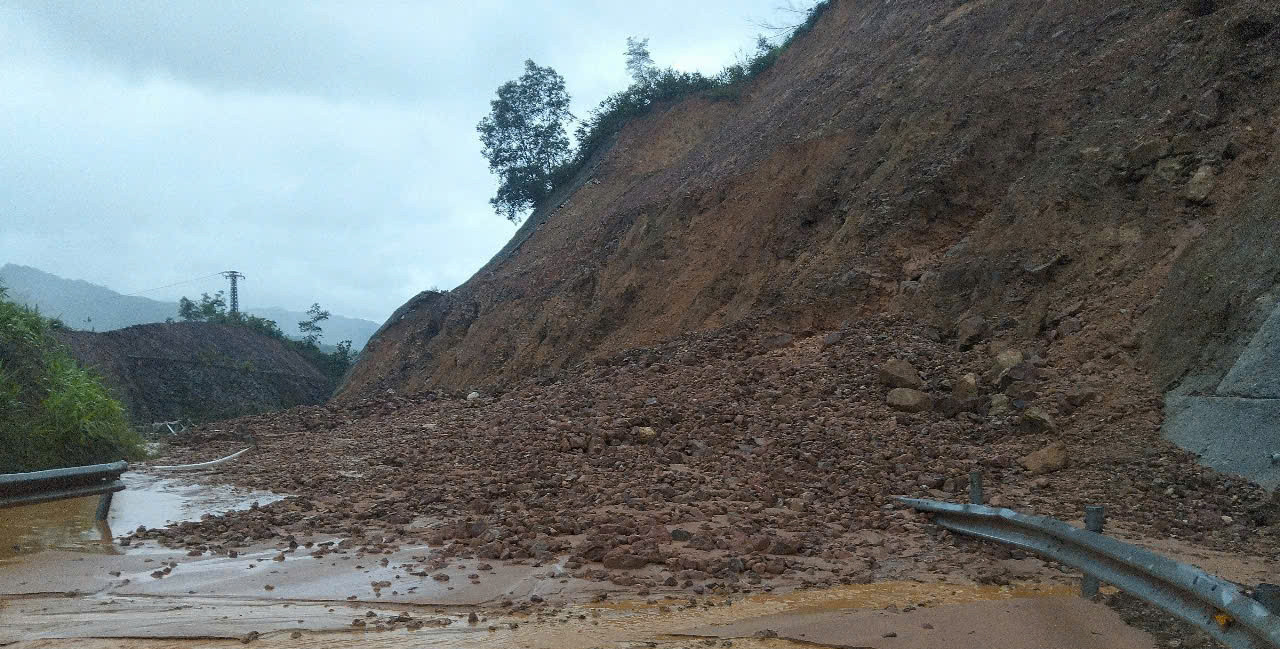 Đã có những ảnh hưởng của bão số 1 ở TP Huế - Ảnh 1.