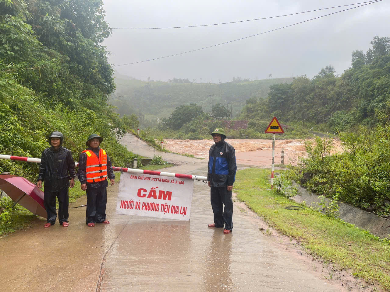 Quảng Trị: Nhiều tuyến đường bị chia cắt, 1.000 ha lúa bị ngập úng - Ảnh 2.