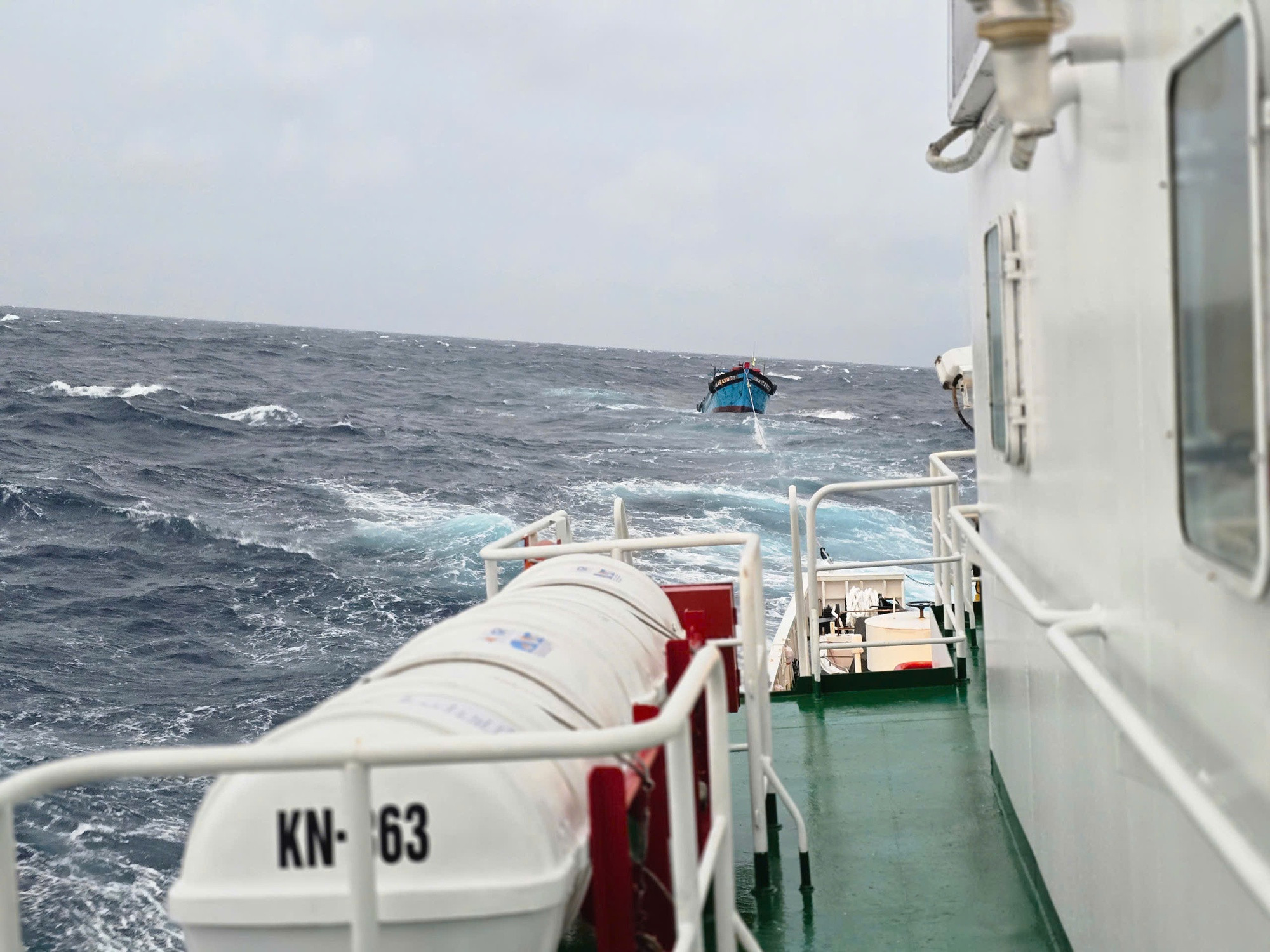 Bão số 1: Liên tiếp cứu nạn 3 tàu cá tại miền Trung- Ảnh 2.