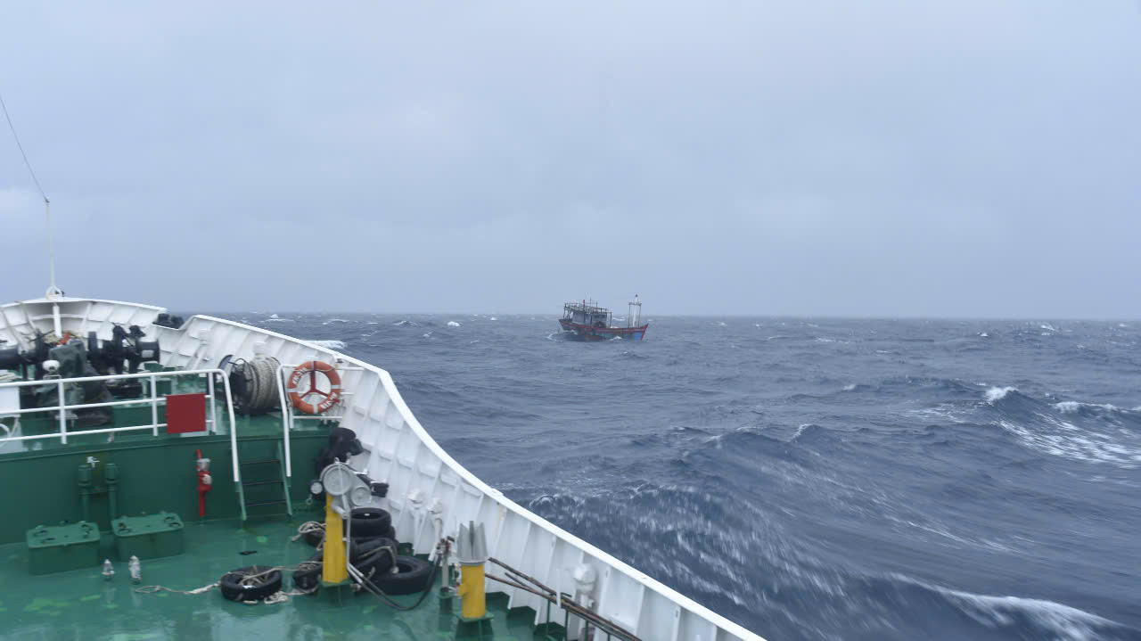 Bão số 1: Liên tiếp cứu nạn 3 tàu cá tại miền Trung - Ảnh 1.