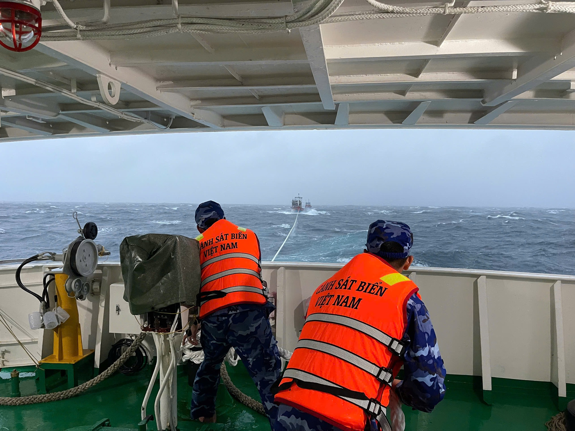 Bão số 1: Liên tiếp cứu nạn 3 tàu cá tại miền Trung- Ảnh 3.