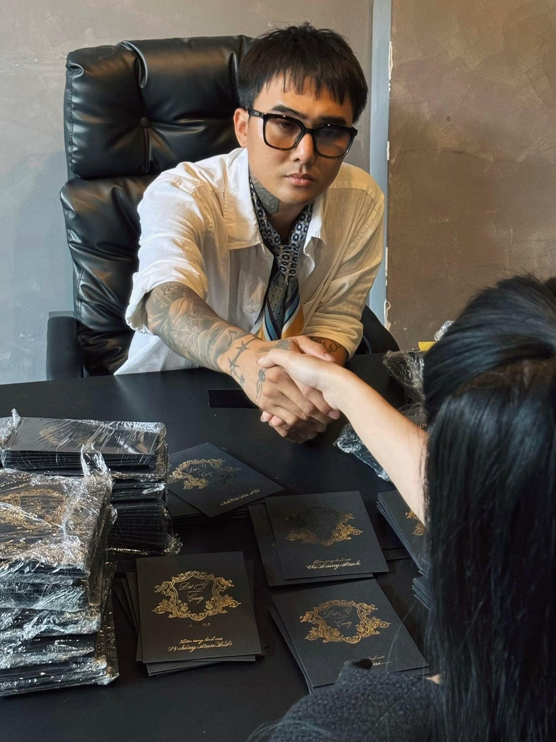 Cindy Lư đáp trả khi bị chê thiệp cưới màu đen giống như đám ma