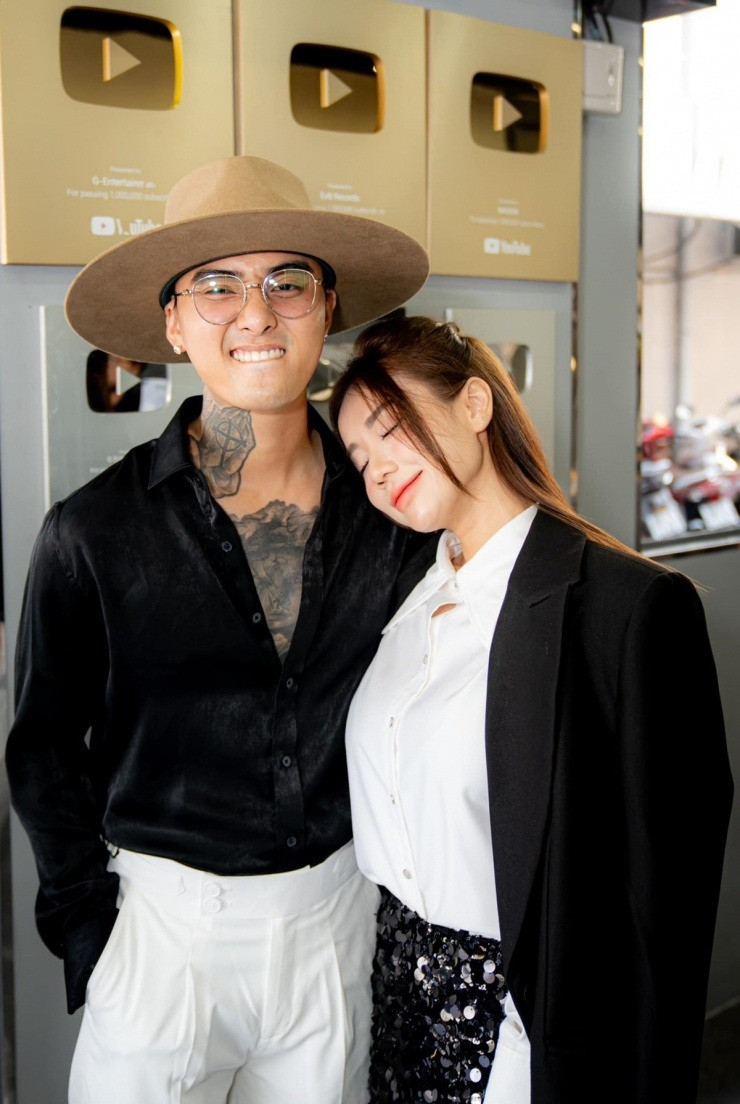 Cindy Lư đáp trả khi bị chê thiệp cưới màu đen giống như đám ma