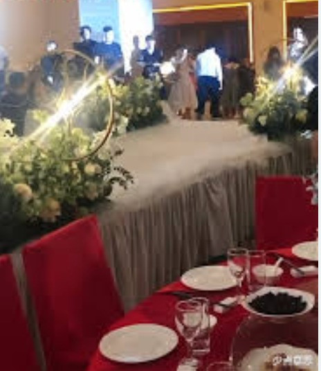 Cô dâu 'chết lặng' khi biết danh tính cô gái chồng dắt vào đám cưới - Ảnh 1.