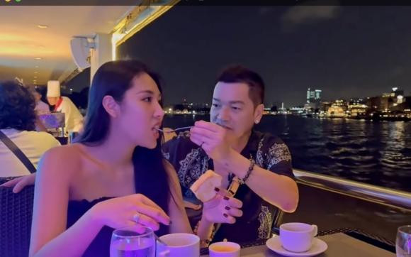 Diễn viên Quang Minh khóa môi cực ngọt với bạn gái kém 37 tuổi