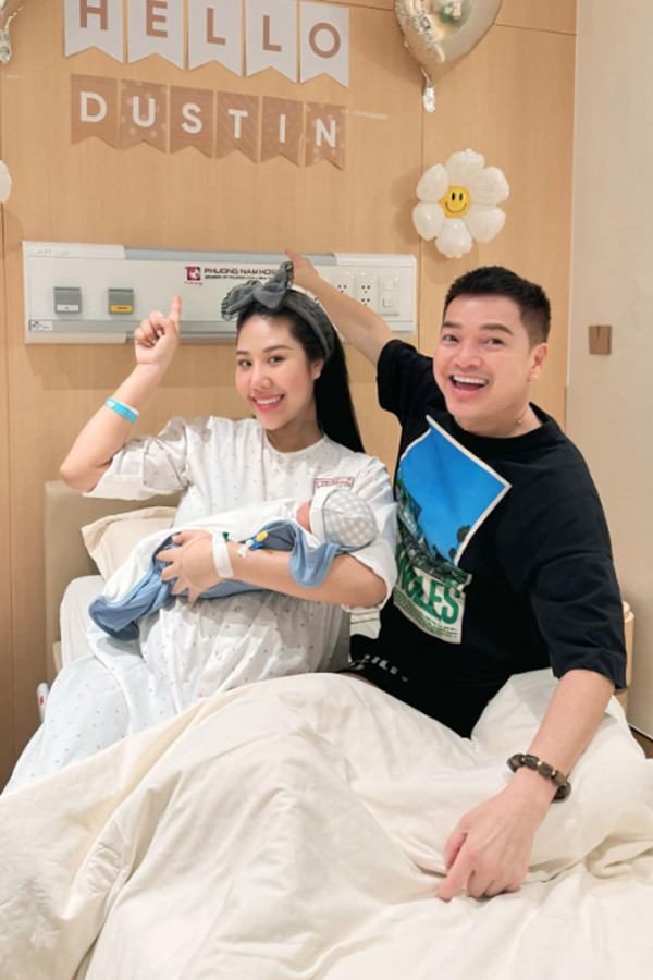 Diễn viên Quang Minh khóa môi cực ngọt với bạn gái kém 37 tuổi