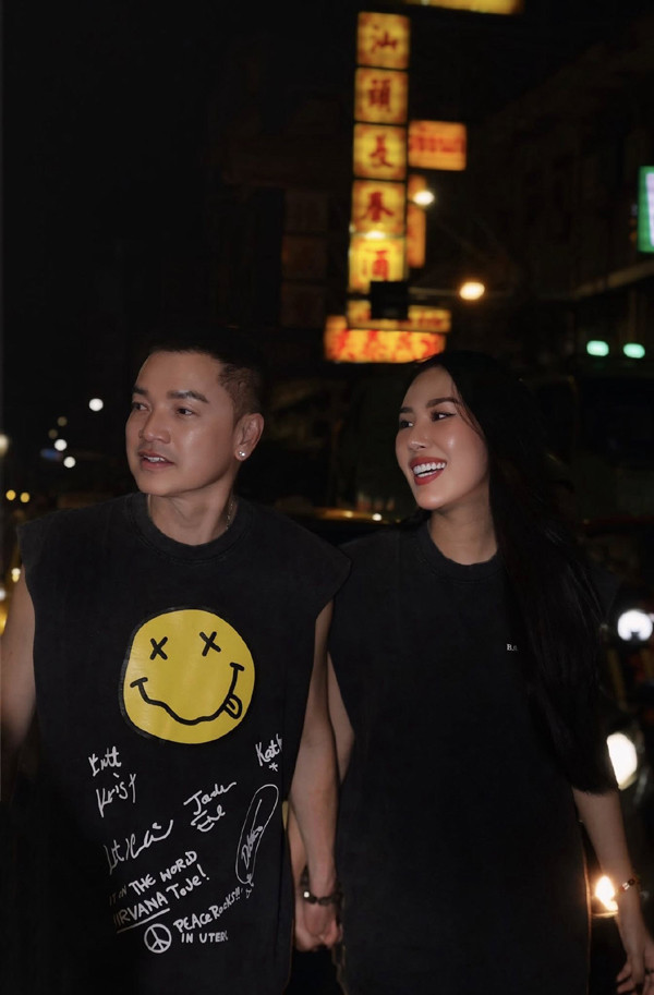 Diễn viên Quang Minh khóa môi cực ngọt với bạn gái kém 37 tuổi