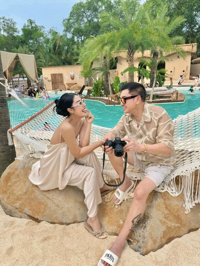 Diễn viên Quang Minh khóa môi cực ngọt với bạn gái kém 37 tuổi