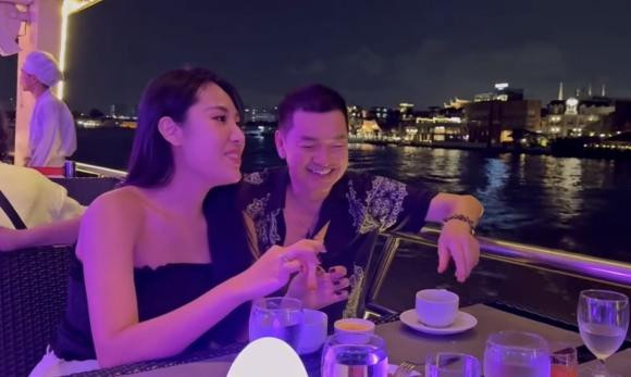 Diễn viên Quang Minh khóa môi cực ngọt với bạn gái kém 37 tuổi