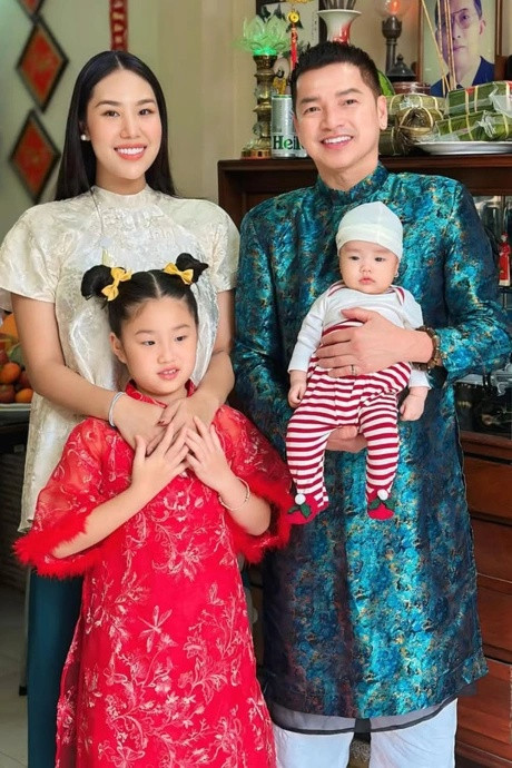 Diễn viên Quang Minh khóa môi cực ngọt với bạn gái kém 37 tuổi