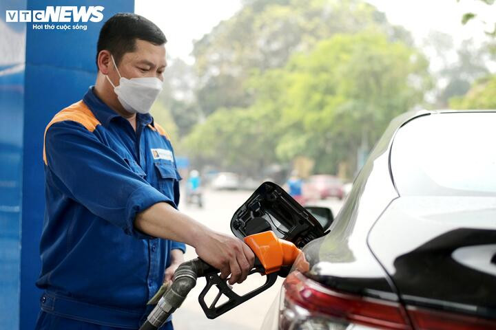 Giá xăng dầu trong nước đồng loạt tăng. (Ảnh minh họa: Minh Đức)