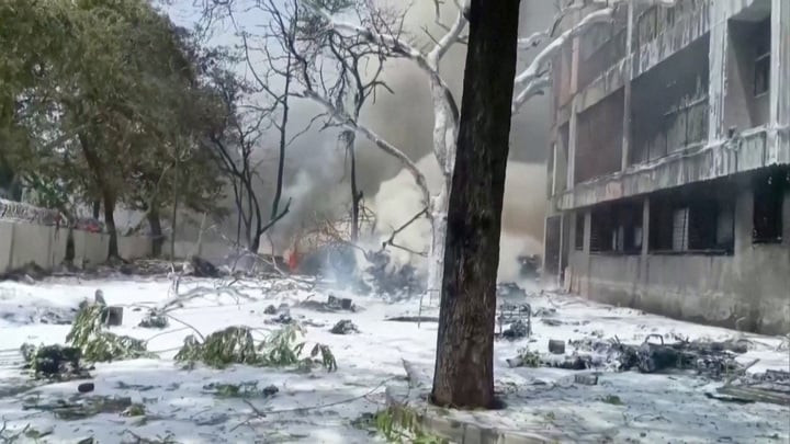 “Tôi đang ở nhà thì nghe một tiếng nổ lớn. Khi chạy ra ngoài, khói đen dày đặc phủ kín bầu trời. Khi đến nơi, thi thể và các mảnh vỡ từ máy bay nằm rải rác khắp nơi