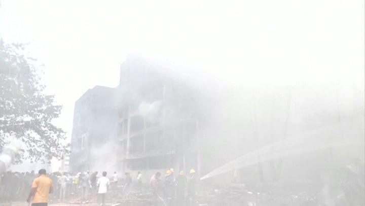 Theo Reuters, trên chuyến bay có 169 người mang quốc tịch Ấn Độ, 43 người Anh, 7 người Bồ Đào Nha, 1 người Canada. Tổng cộng 242 người gồm 217 người lớn và 11 trẻ em. Hiện chưa có danh sách chính thức về số người sống sót hay thương vong. Hoạt động cứu hộ đang được triển khai khẩn trương với sự tham gia của nhiều cơ quan chức năng.