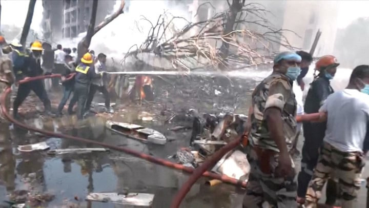 Theo thông tin ban đầu có 242 người trên máy bay.