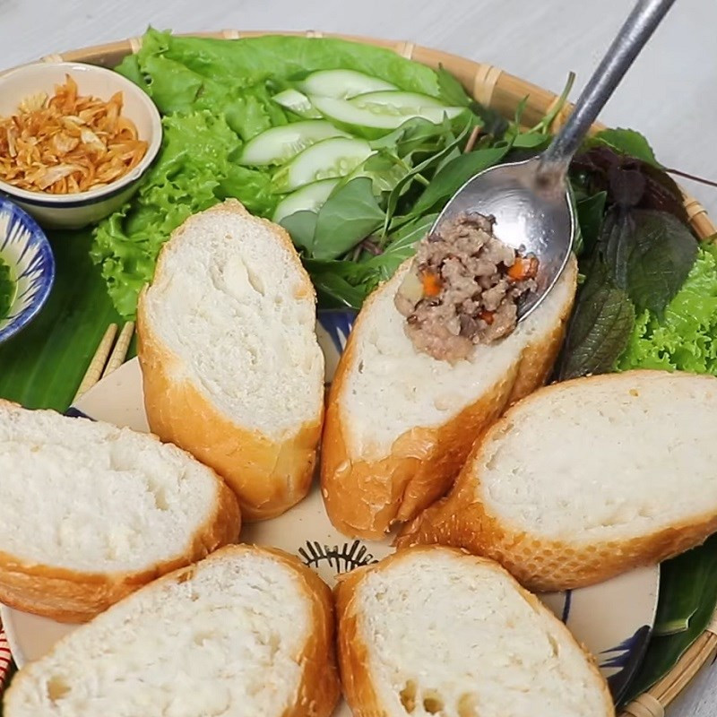 Khách Tây ăn thử 1 món bánh mì rất lạ ở Việt Nam, nhiều người Việt sửng sốt vì lần đầu nghe tên- Ảnh 12.