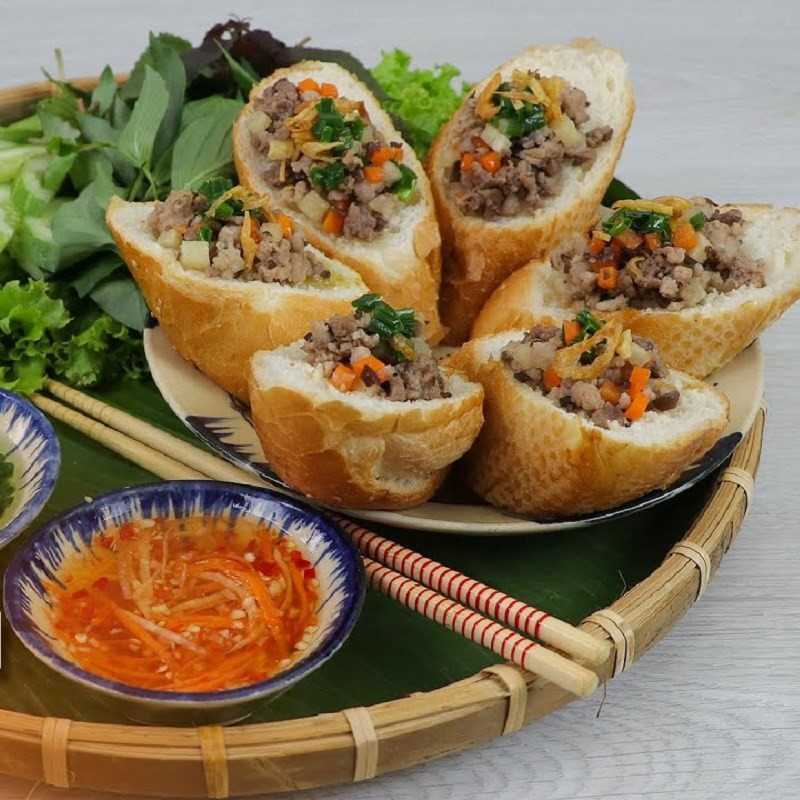 Khách Tây ăn thử 1 món bánh mì rất lạ ở Việt Nam, nhiều người Việt sửng sốt vì lần đầu nghe tên- Ảnh 13.