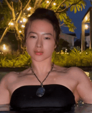 Mỹ nhân cơ bắp Angela Phương Trinh lộ mặt mộc nét căng khi xuống hồ bơi