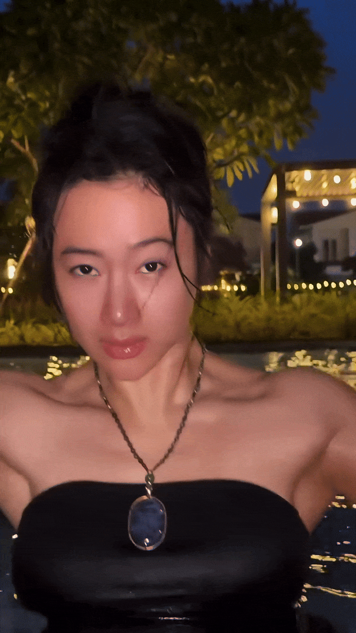 Mỹ nhân cơ bắp Angela Phương Trinh lộ mặt mộc nét căng khi xuống hồ bơi