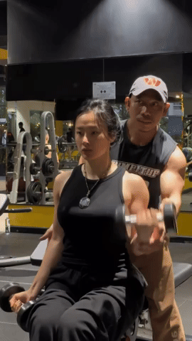 Mỹ nhân cơ bắp Angela Phương Trinh lộ mặt mộc nét căng khi xuống hồ bơi