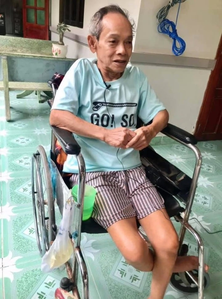 Nam nghệ sĩ giờ bị liệt 2 chân nên không thể đi lại.