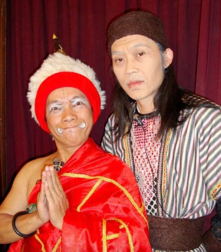 Nghệ sĩ hài Vũ Quang và NSƯT Hoài Linh trong vở