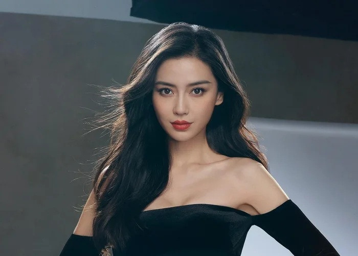 Angelababy chật vật sau khi đến theo dõi show diễn của Lisa.