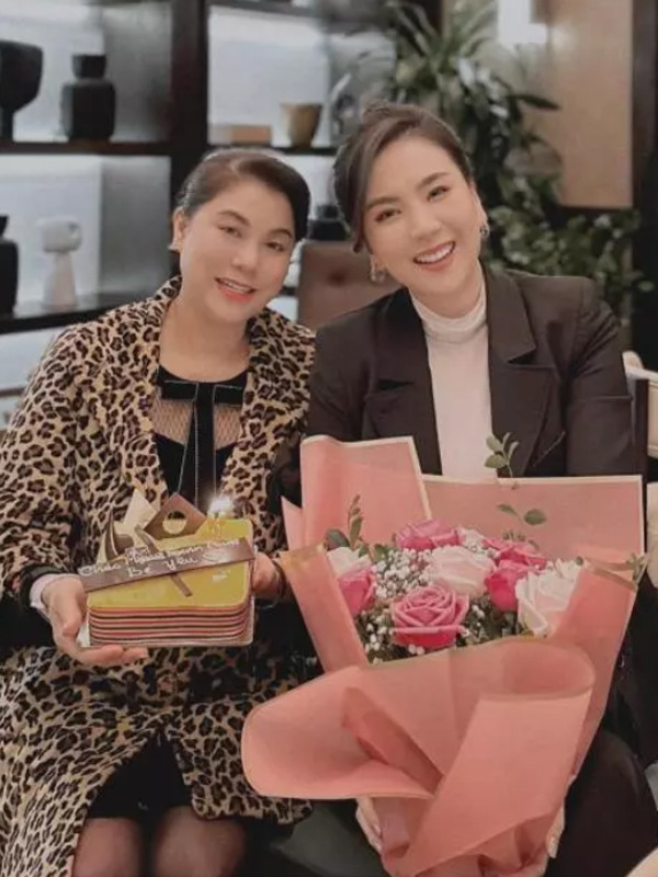 Mẹ ruột MC có nụ cười đẹp nhất VTV: Trẻ xinh, nắng mưa nuôi con gái ăn học thành tài - Ảnh 7.