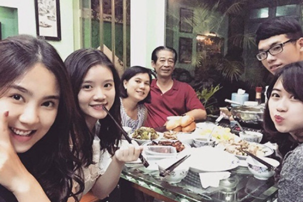 Mẹ ruột MC có nụ cười đẹp nhất VTV: Trẻ xinh, nắng mưa nuôi con gái ăn học thành tài - Ảnh 2.