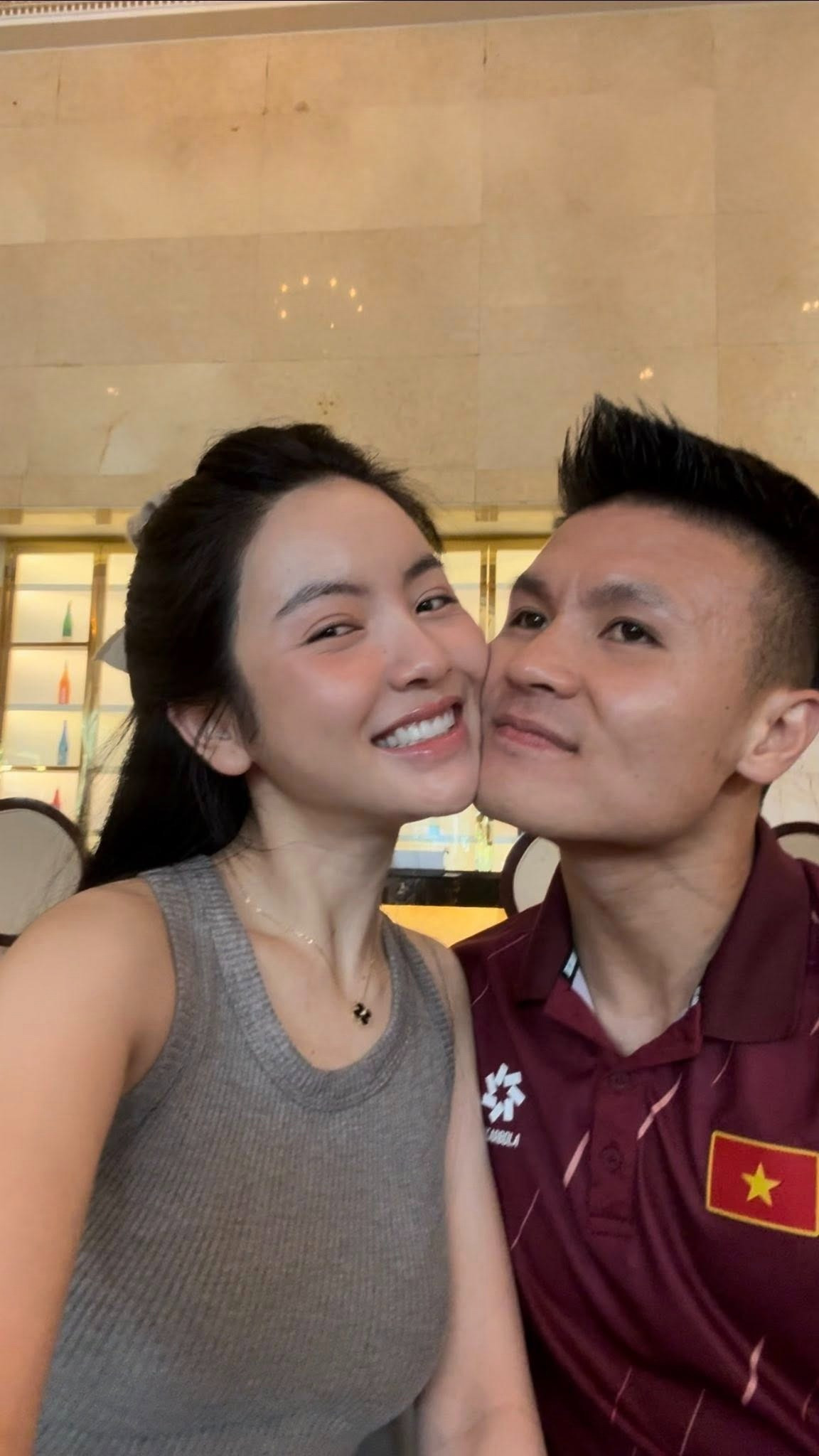 Chu Thanh Huyền gây tranh cãi khi khoe quà Hermes chồng tặng sau trận thua 04 của tuyển Việt Nam
