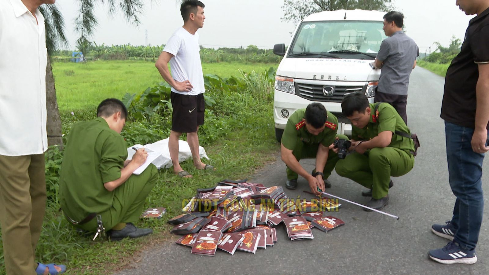 Công an thu giữ 3 tấn hàng giả là khô gà, khô bò, heo cháy tỏi- Ảnh 3.
