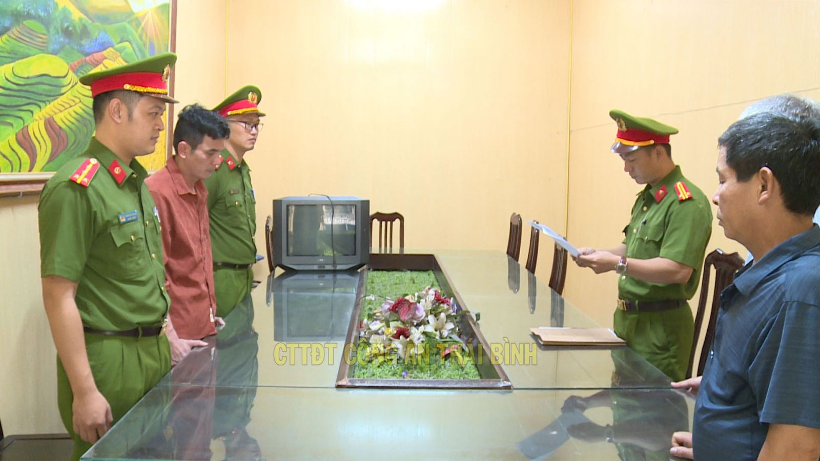 Công an thu giữ 3 tấn hàng giả là khô gà, khô bò, heo cháy tỏi- Ảnh 1.
