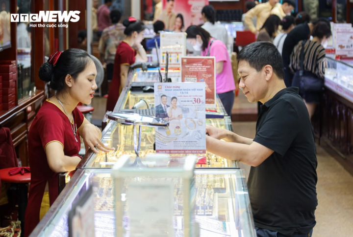 Đề xuất giao dịch vàng từ 20 triệu đồng trở lên phải chuyển khoản. (Ảnh: Công Hiếu).