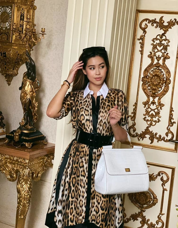 Em chồng Hà Tăng và mẹ ruột Lê Hồng Thủy Tiên bị soi dùng chung đồ dù giàu nứt vách