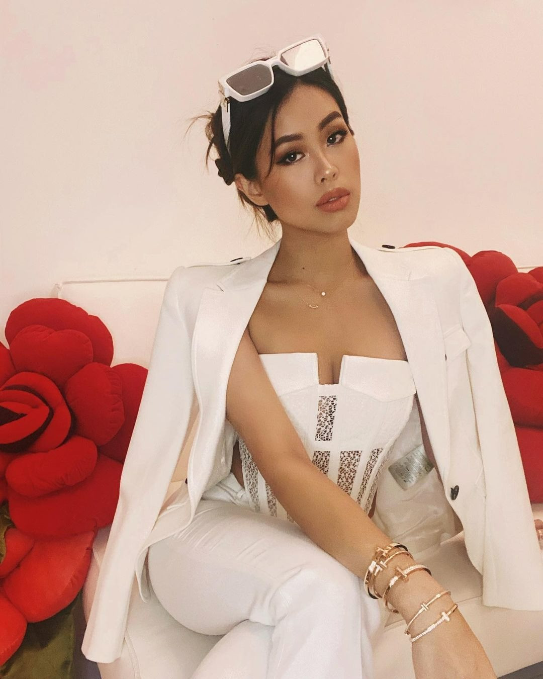 Em chồng Hà Tăng và mẹ ruột Lê Hồng Thủy Tiên bị soi dùng chung đồ dù giàu nứt vách