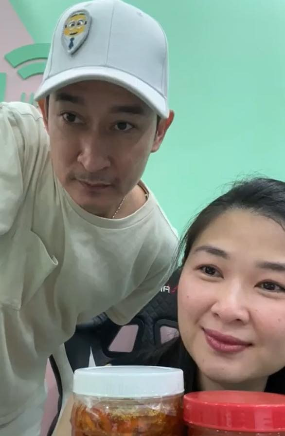 Huy Khánh và Mạc Anh Thư vẫn tình tứ sau khi ly hôn