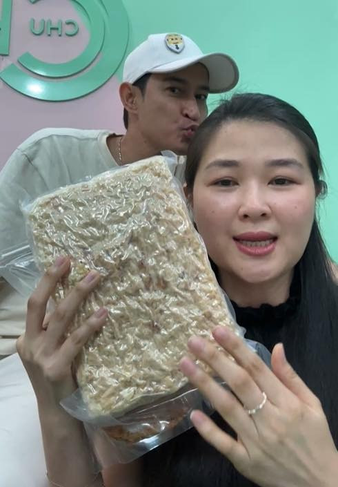 Huy Khánh và Mạc Anh Thư vẫn tình tứ sau khi ly hôn