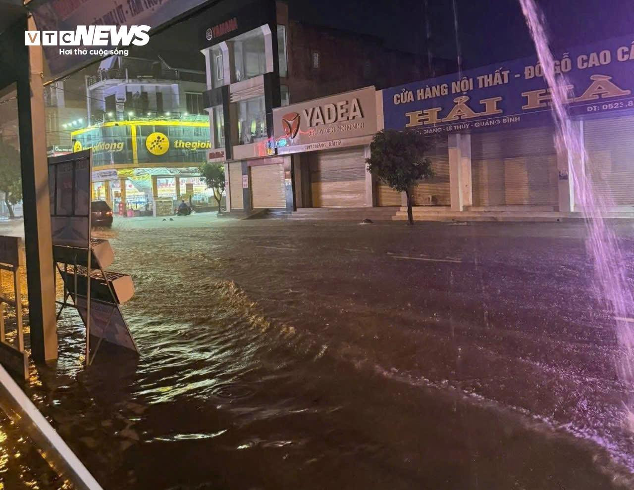 Lũ lên nhanh, nhiều vùng từ Huế đến Quảng Bình ngập trong nước - 12