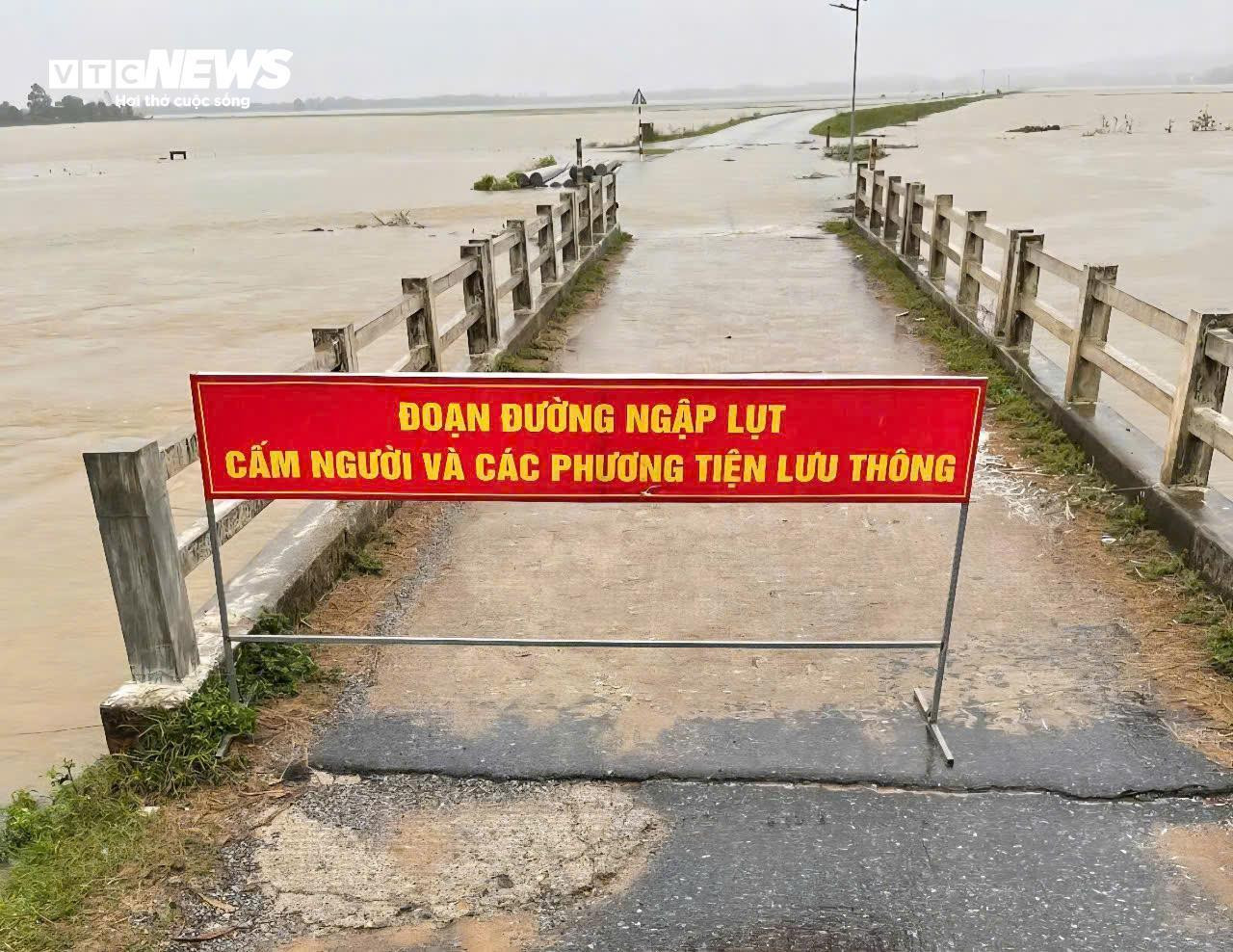 Lũ lên nhanh, nhiều vùng từ Huế đến Quảng Bình ngập trong nước - 7