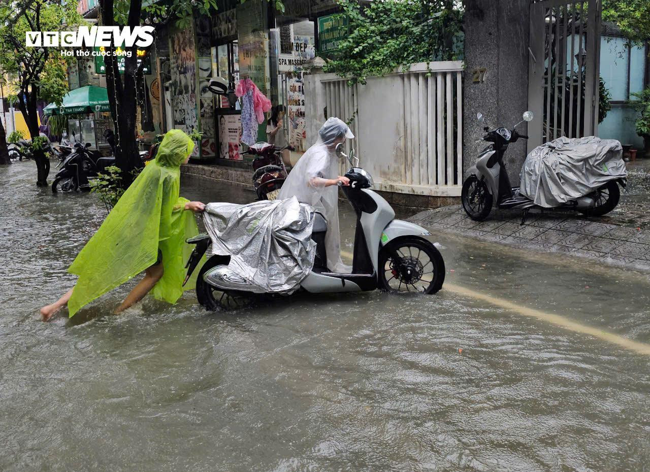 Lũ lên nhanh, nhiều vùng từ Huế đến Quảng Bình ngập trong nước - 5