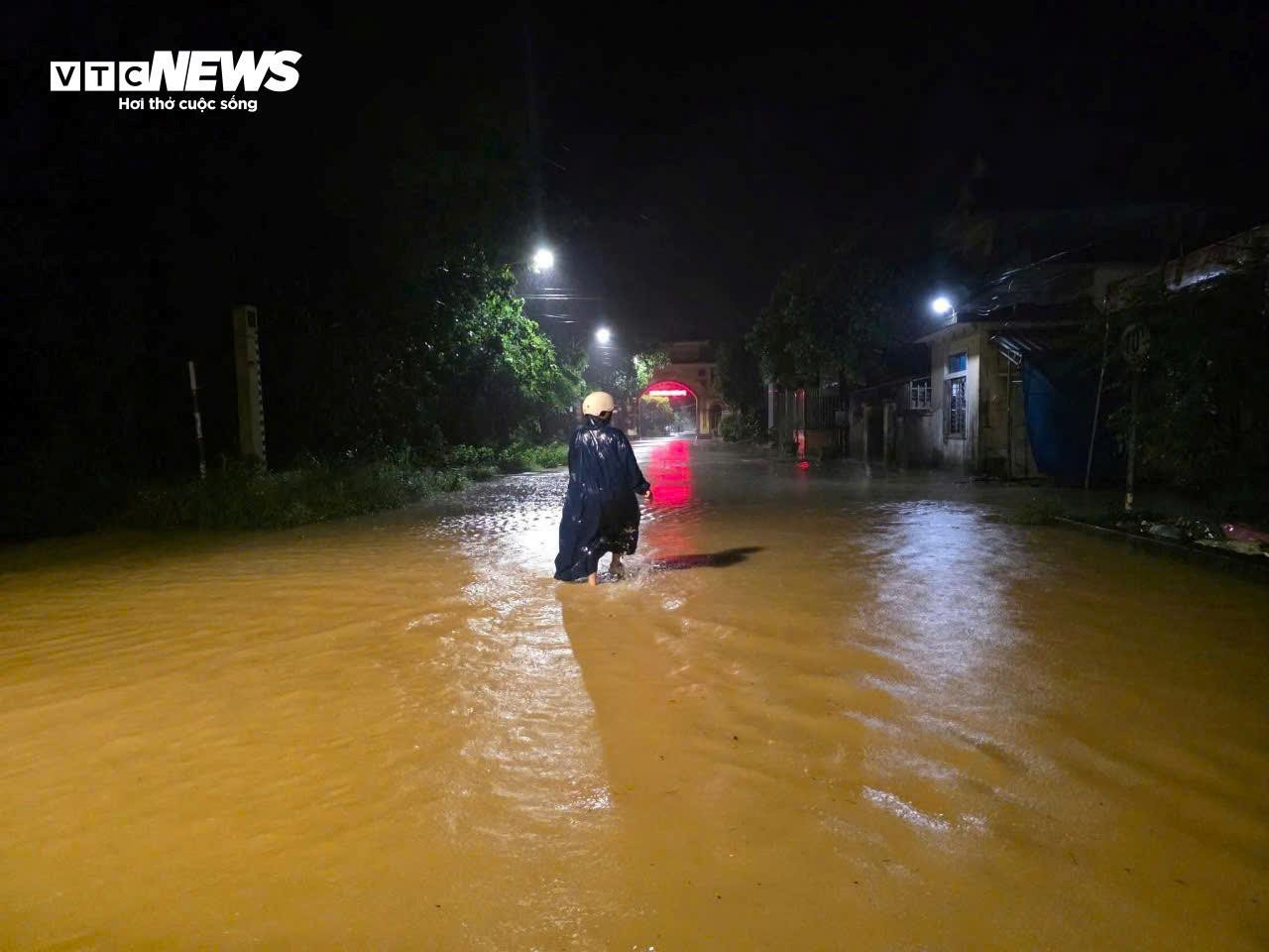 Lũ lên nhanh, nhiều vùng từ Huế đến Quảng Bình ngập trong nước - 10