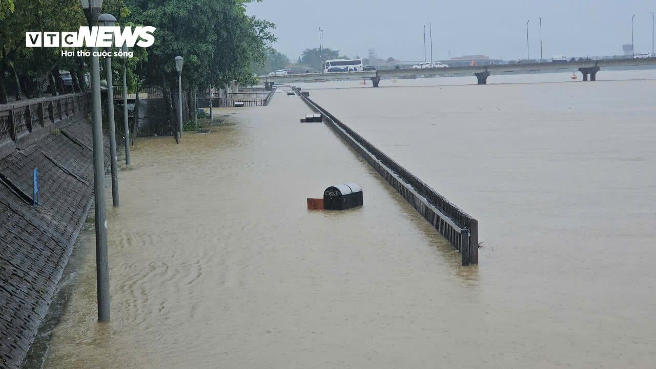 Lũ lên nhanh, nhiều vùng từ Huế đến Quảng Bình ngập trong nước - 4
