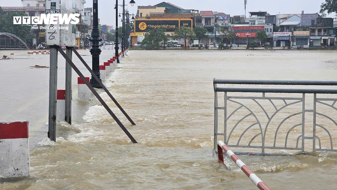 Lũ lên nhanh, nhiều vùng từ Huế đến Quảng Bình ngập trong nước - 1