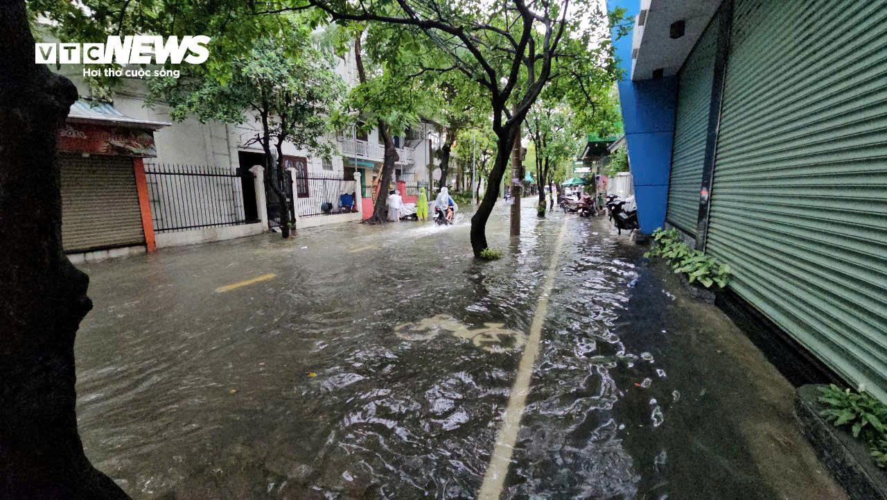 Lũ lên nhanh, nhiều vùng từ Huế đến Quảng Bình ngập trong nước - 2